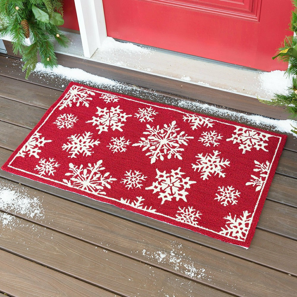Plow & Hearth Indoor/Outdoor Snowflakes Holiday Hooked Accent Rug