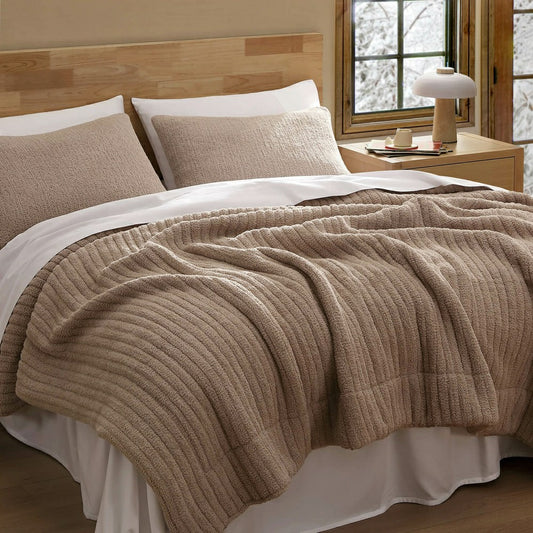 Plow & Hearth Snug Piped Comforter
