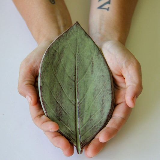 Plow & Hearth Large Leaf Dish